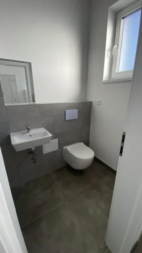 Vodoinštalačné práce – dokončené umývadlo a závesné WC v kúpeľni